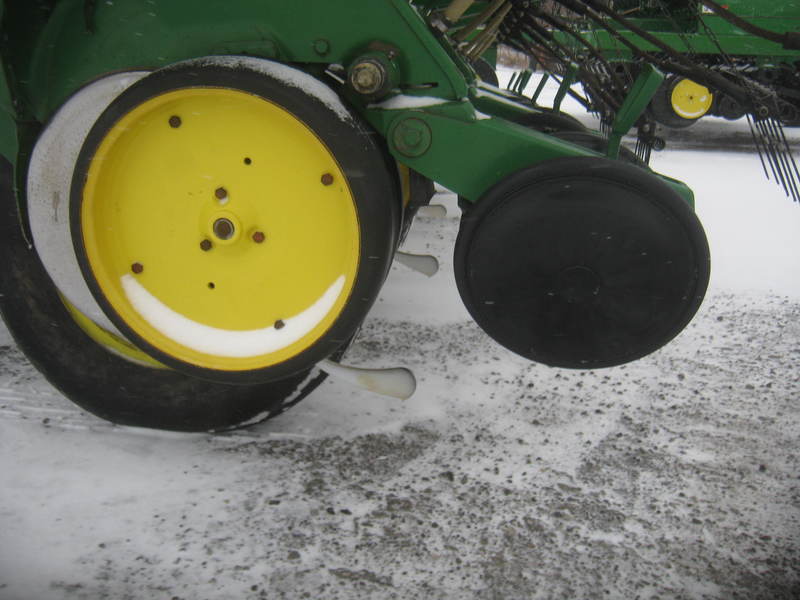 Planting Equipment  John Deere 7200 Planter Photo